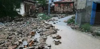 Kırıkkale'de sel ve dolu felaketi: Araçlar sürüklendi, evler sular altında kaldı, tarım arazileri zarar gördü