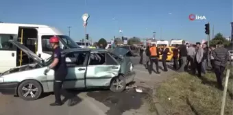 Samsun'da minibüs kavşakta iki araca çarptı: 7 yaralı