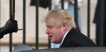 Eski İngiltere Başbakanı Boris Johnson, kısıtlamaları çiğneyerek parti vermesi nedeniyle parlamentoya girişi yasaklandı