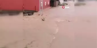 Tokat'ta Sağanak Yağış Okul Bahçesini Şelaleye Döndürdü