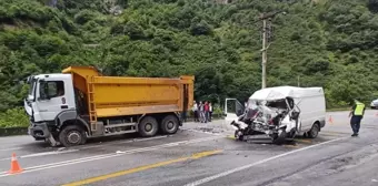 Giresun'da kamyon ile minibüsün çarpıştığı kazada 1 kişi öldü