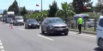 Aydın'da trafik ekipleri sürücülere bayram şekeri ikram etti