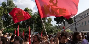 Fransa'da polis kurşunuyla öldürülen genç Atina'da protesto edildi