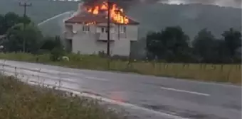 Çaycuma'da Evine Yıldırım Düşen İşçinin Çatısı Alev Aldı