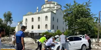 Erdemli'de fırtına sonucu cami minaresi otomobillere düştü