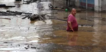 Karadeniz'de sel mücadelesi! Ev ve iş yerleri çamurla kaplandı, kayıp 1 kişi aranıyor