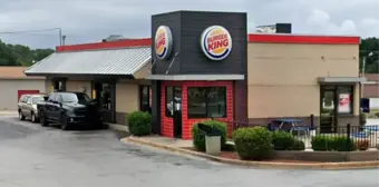 Burger King müdür yardımcısı, çöpten çıkardığı patatesleri sattığı iddialarıyla işten çıkarıldı