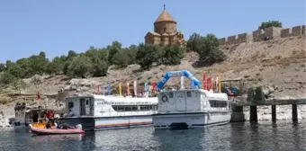 Van Denizi Yüzme Festivali'nde Sporcular Akdamar Adası'na Ulaştı