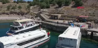 Van Denizi Yüzme Festivali'nde Sporcular Akdamar Adası'na Ulaştı