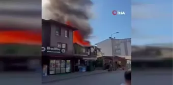 İki katlı ahşap binada çıkan yangın korkuttu - Yangına müdahale eden itfaiye eri yaralandı