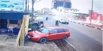 Nijerya'da eğitim uçağı trafiğin yoğun olduğu caddeye. Alev topuna dönen uçakta bulunan iki kişi sağ kurtuldu