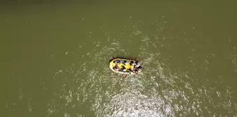 Erzincan'da rafting tutkunları sıcaklardan bunalanların uğrak noktası oldu