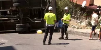 Kartal'da freni boşalan kamyon geri kayarak yan yattı, 2 kişi yaralandı