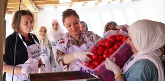 Vali Numan Hatipoğlu'nun eşi Ayfer Hatipoğlu, kadınlarla birlikte salça yaptı