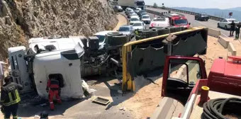 Muğla'da Kum Yüklü TIR Yolu Kapattı