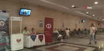 Eskişehir'e yeni ayak basan öğrencileri üniversite yetkilileri karşılıyor