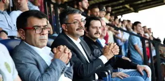 Hakkari Valisi ve Belediye Başkan Vekili Kadın Futbol Takımına Destek Verdi