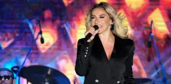 Hadise, Menemen'de Cumhuriyetin 100. Yılı Etkinlikleri kapsamında konser verdi