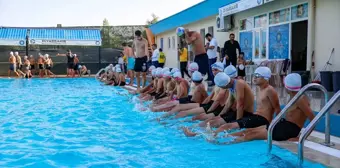 Diyarbakır'da Sıcaktan Bunalan Çocuklar Yüzme Havuzuna Götürüldü