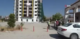 Malatya'da ağır hasarlı binalar patlayıcı ile yıkılıyor