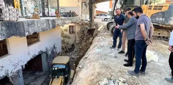 Adıyaman'da ağır hasarlı binaların yıkımı devam ediyor