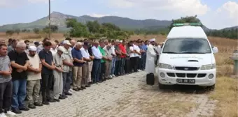 Sel Felaketinde Hayatını Kaybeden Emekli Öğretmen ve Eşi Yan Yana Toprağa Verildi