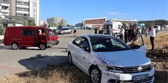 Keşan'da Kontrolden Çıkan Otomobil Minibüse ve Yayalara Çarptı: 3 Yaralı