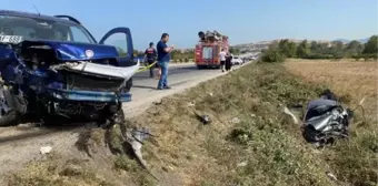 Çanakkale'de Otomobil ve Hafif Ticari Araç Çarpıştı: 2 Ölü, 5 Yaralı