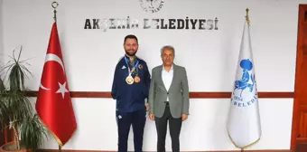 Dünya Para Tekvando Şampiyonası'nda bronz madalya kazanan milli sporcu Mehmet Sami Saraç, Akşehir Belediye Başkanı Salih Akkaya'yı ziyaret etti