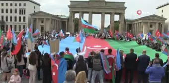 Azerbaycanlılar tarihi Brandenburg Kapısı önünde Alman medyasını protesto etti