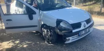 Elmalı'da lastik tamiri yapan otomobile çarpma: 2 yaralı