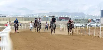 Manavgat'ta Geleneksel Rahvan At Yarışlarında Genç Kız Atan Düştü