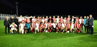 Samsunspor'un eski futbolcuları ile il protokolü dostluk maçında buluştu