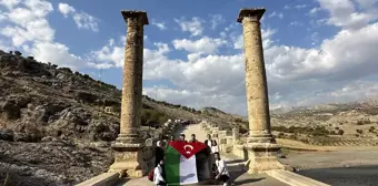 Adıyaman'da Gençler Filistin Bayrağı Astı