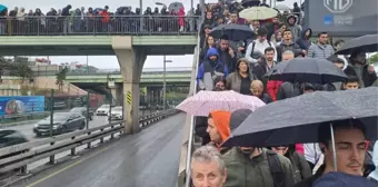 İstanbullunun çilesi bitmiyor! Uzunçayır'da metrobüs kaza yaptı, duraklar doldu taştı