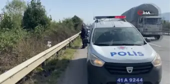 TEM'de sürücü ve yolcu yola savruldu, motosiklet metrelerce sürüklendi