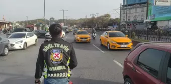 Fatih'te sivil trafik polislerince taksi sürücülerine denetim yapıldı