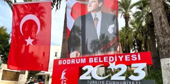 Bodrum Belediye Başkanı Ahmet Aras, Cumhuriyet'in 100. yılını kutlamak için vatandaşlara bayrak asma çağrısında bulundu