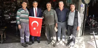 Başkan Kaplan, minibüsçü ve sanayi esnafına bayrak dağıttı