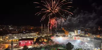 Sivas'ta Cumhuriyet Yürüyüşü ve Havai Fişek Gösterisi Düzenlendi