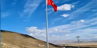 Çıldır Belediyesi Viyadüğe Dev Türk Bayrağı Astı