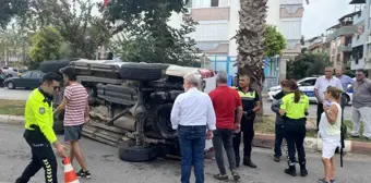 Antalya'da kontrolsüz kavşakta otomobil ile kamyonet çarpıştı