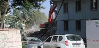 Hatay'da ağır hasarlı kaymakamlık binası kontrollü yıkıldı