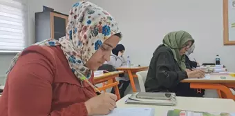 Sakarya'da Kadınlar Okuma Yazma Kursuna Katılıyor