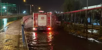 İzmir'de sağanak nedeniyle evler ve iş yerleri su altında kaldı