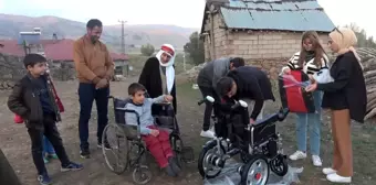 Muş'ta engelli çocuğa akülü tekerlekli sandalye hediye edildi