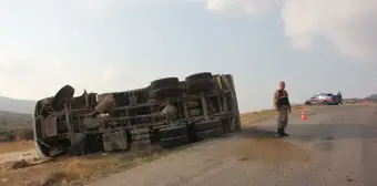 Kilis'te kum yüklü hafriyat kamyonu devrildi