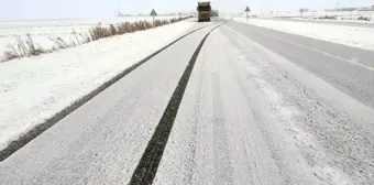 Ardahan'da Kar ve Buzlanma Nedeniyle Gümrük Kapısında Ulaşım Kontrollü