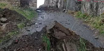 Hakkari'de Mir Kalesi yolu kayaların düşmesi nedeniyle trafiğe kapatıldı