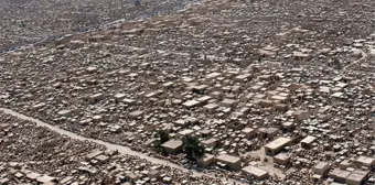 Uzaktan şehir gibi görünse de 6 milyon insanın bulunduğu bir mezarlık: Al-Salam Vadisi